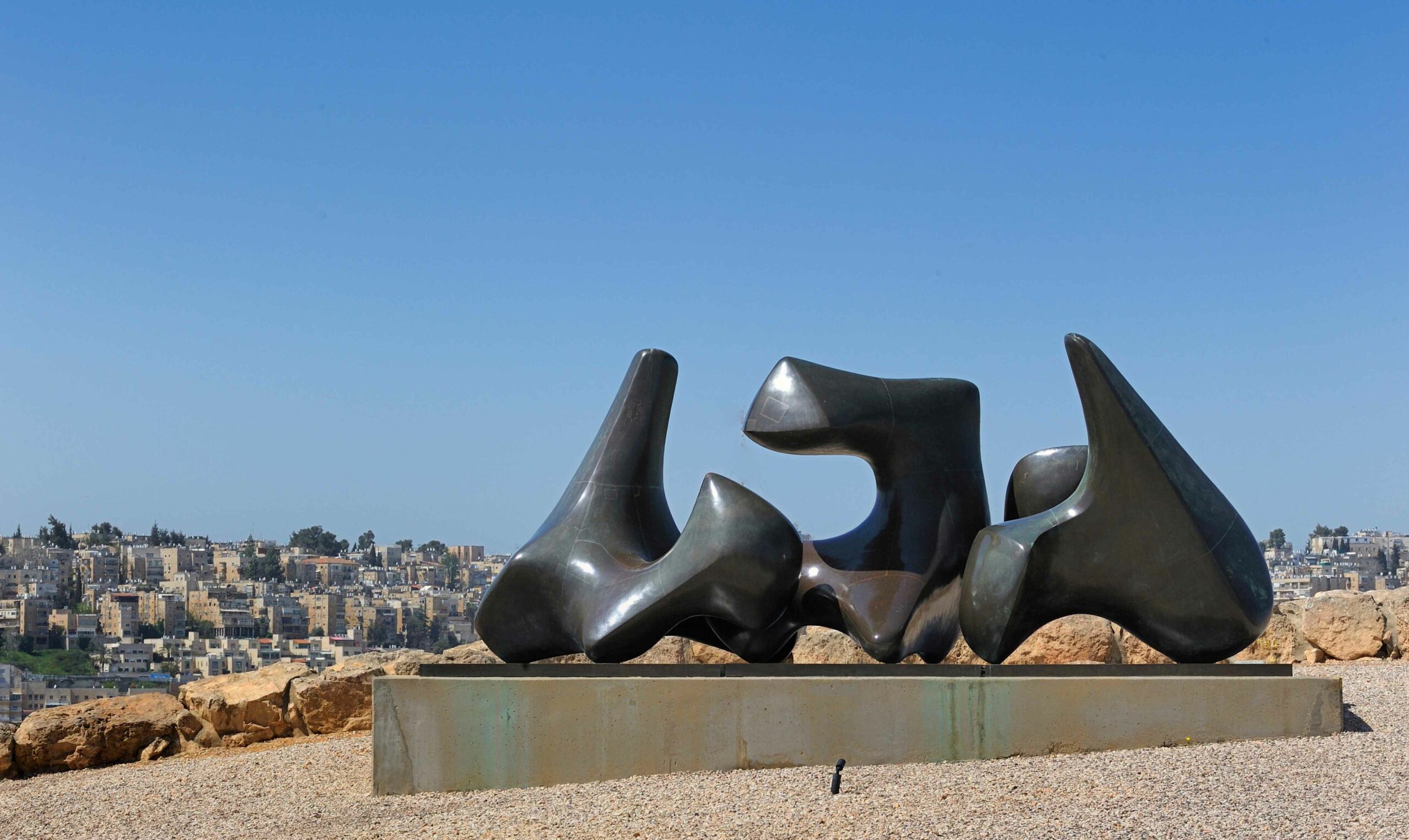 DGNWNA Three sculptures, Vertebrae by Henry Moore at the Billy Rose Art Garden, Israel Museum, West Jerusalem, Jerusalem, Israel